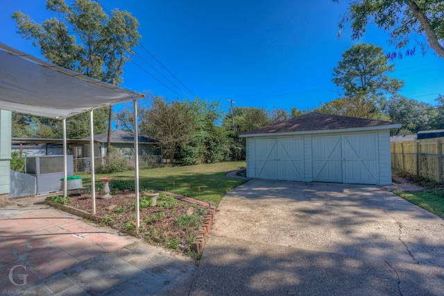 view of yard featuring an outbuilding