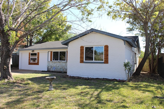 view of front of home featuring a front lawn