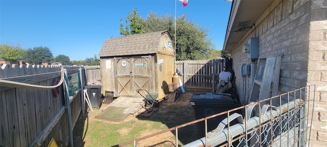 view of yard featuring a storage unit