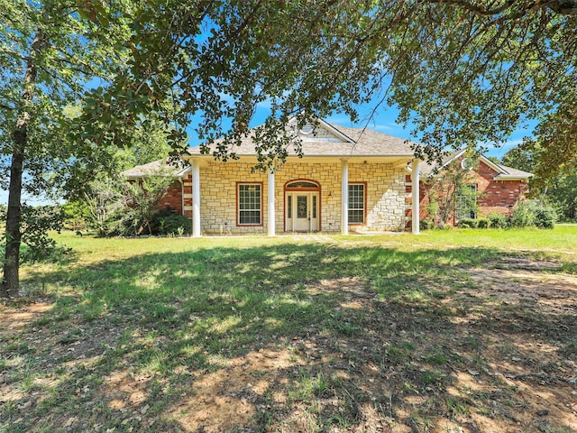 view of front of home featuring a front lawn