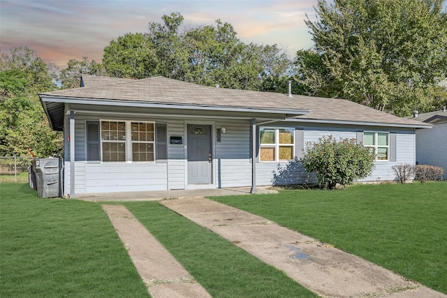 view of front facade featuring a lawn