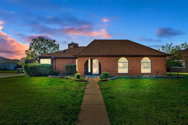 view of front of property featuring a lawn