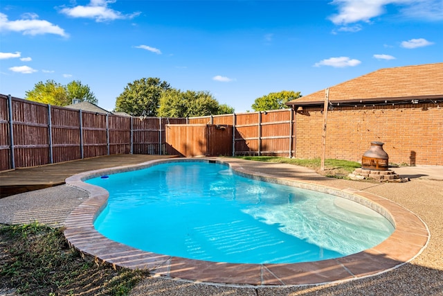 view of swimming pool