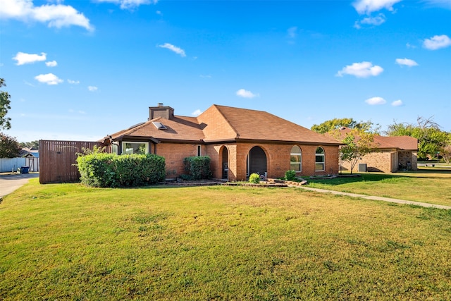 single story home featuring a front yard