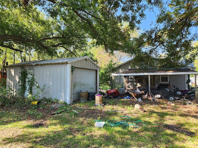 view of yard featuring a garage and an outdoor structure