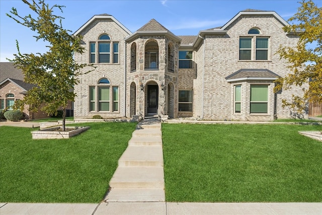 view of front of property featuring a front yard