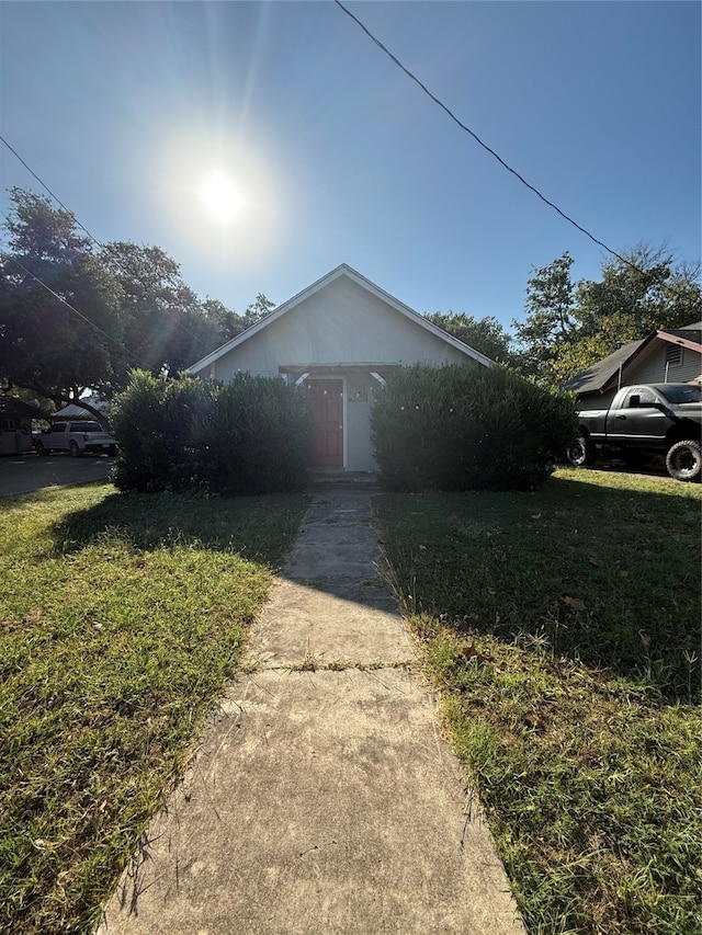 view of front of house featuring a front lawn