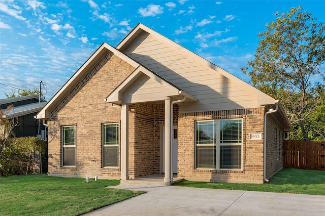 view of front facade with a front lawn