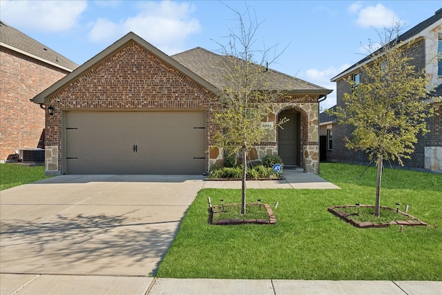 view of front of property featuring cooling unit, a front lawn, and a garage