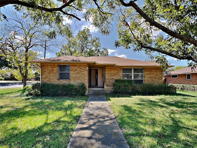 ranch-style house featuring a front yard