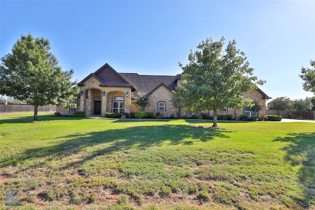 view of front facade featuring a front yard