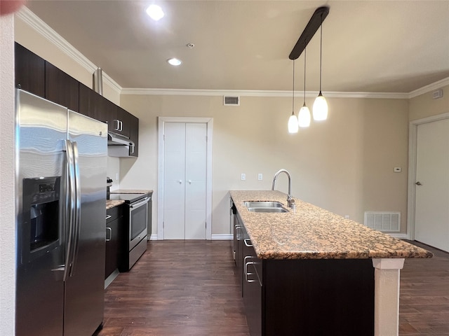 kitchen with dark hardwood / wood-style flooring, a kitchen island with sink, stainless steel appliances, sink, and decorative light fixtures