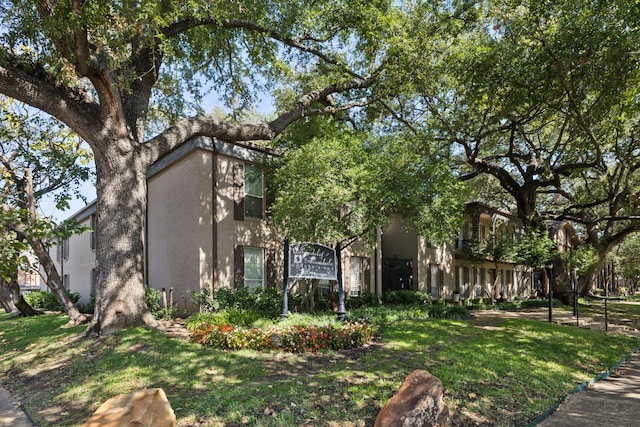 view of front of home with a front yard