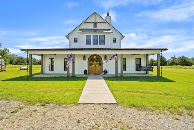 modern inspired farmhouse featuring a porch, a front lawn, and ceiling fan