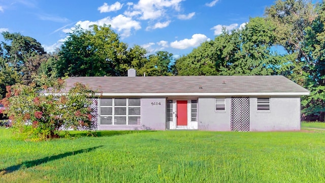 ranch-style home featuring a front lawn