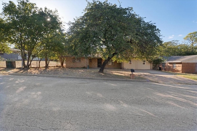 view of front facade featuring driveway
