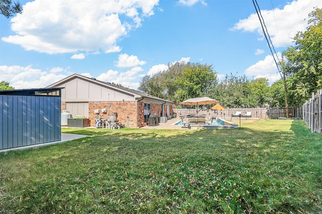 view of yard featuring a patio area