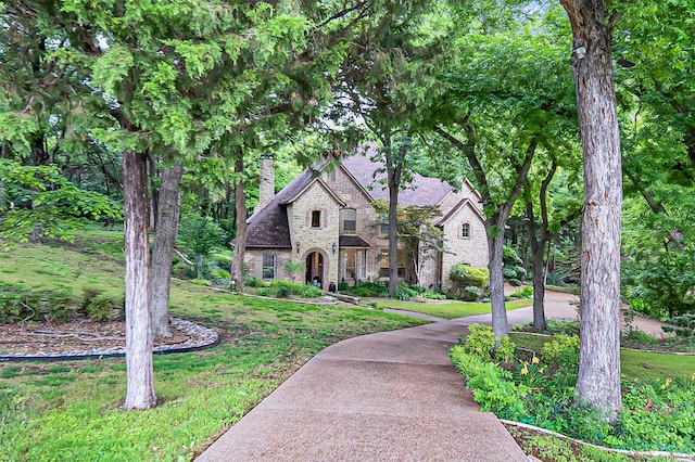 view of front of property with a front yard