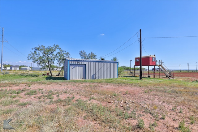 view of yard with an outbuilding