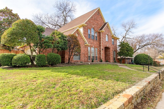 view of front of property featuring a front yard