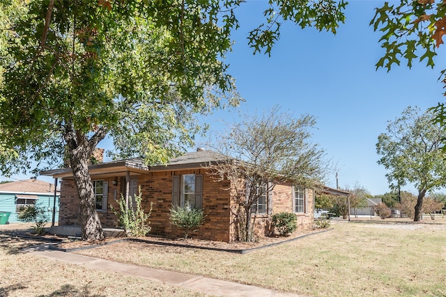 ranch-style home featuring a front lawn