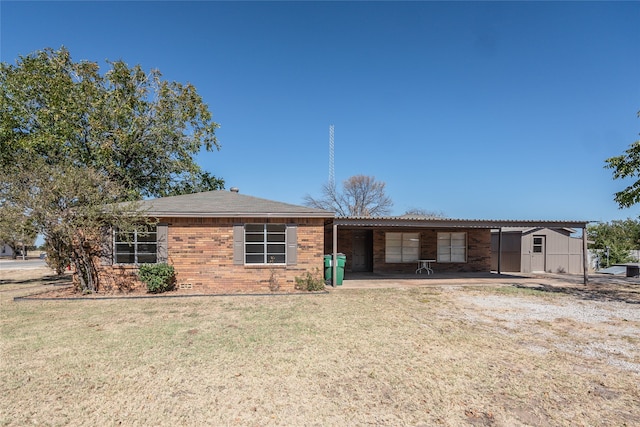 ranch-style house featuring a front yard