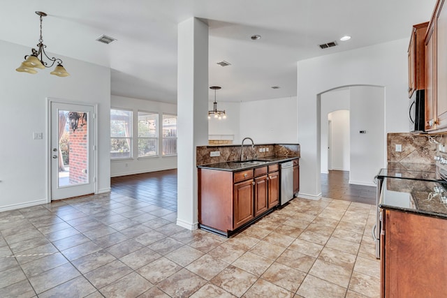 kitchen featuring hanging light fixtures, sink, a notable chandelier, and stainless steel appliances