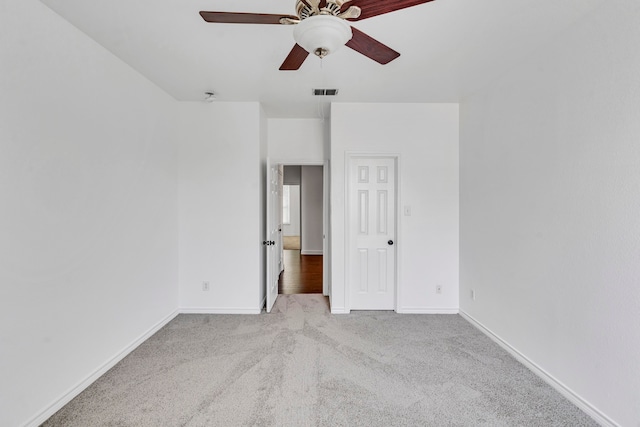 unfurnished room with light carpet and ceiling fan