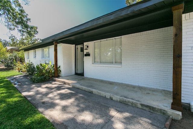 entrance to property featuring covered porch