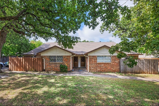 ranch-style house featuring a front lawn