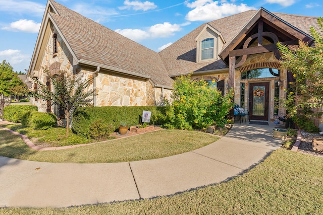 view of front of home featuring a front lawn