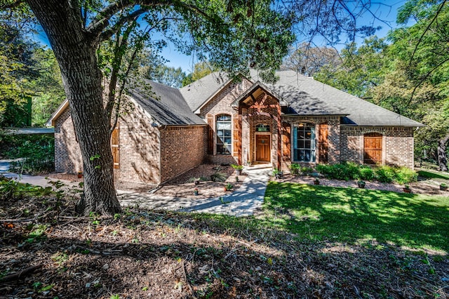 view of front of home with a front lawn