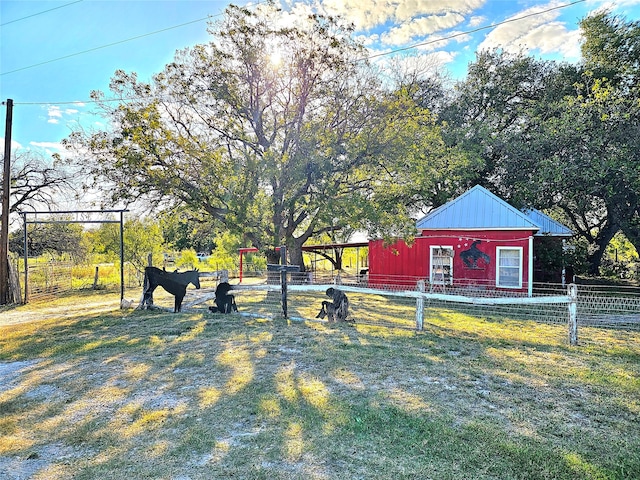 view of yard with an outbuilding