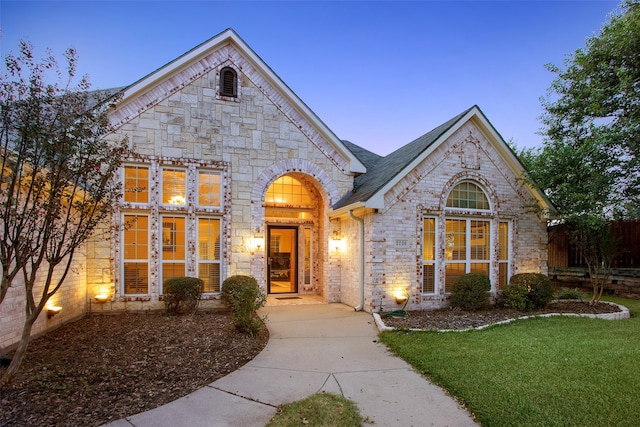 view of front of house featuring a yard