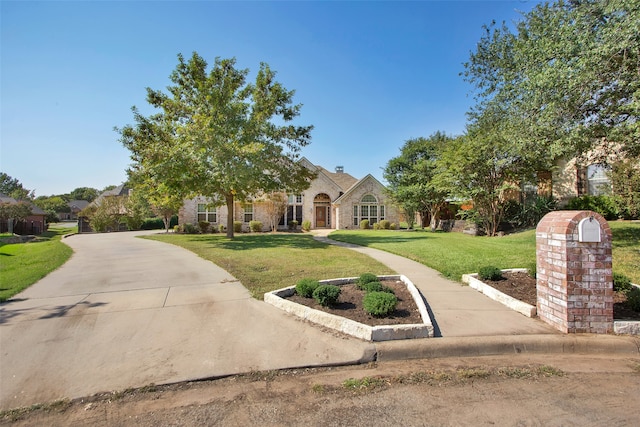 view of front of property featuring a front lawn