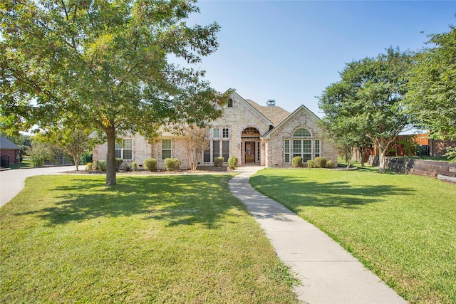 view of front of home featuring a front yard