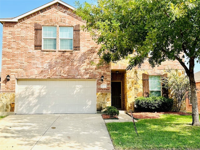 view of front of house featuring a front lawn and a garage