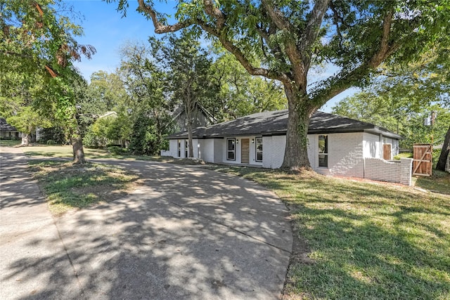 view of front facade with a front lawn