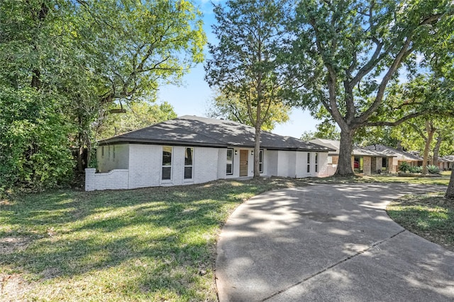 ranch-style house featuring a front yard