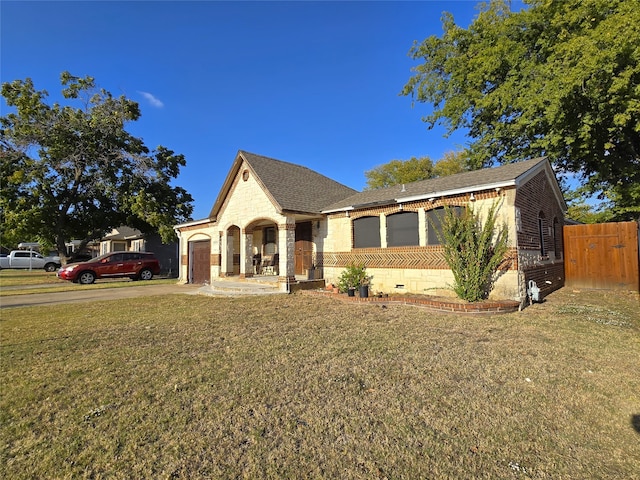 view of front of home with covered porch and a front lawn