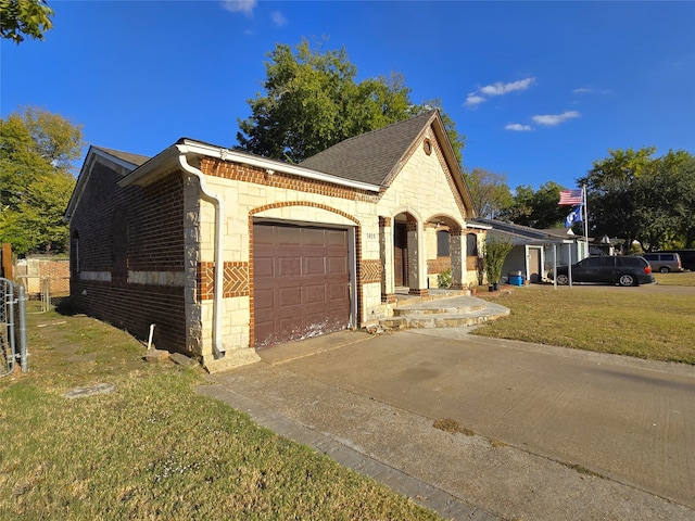 view of front facade featuring a front lawn and a garage