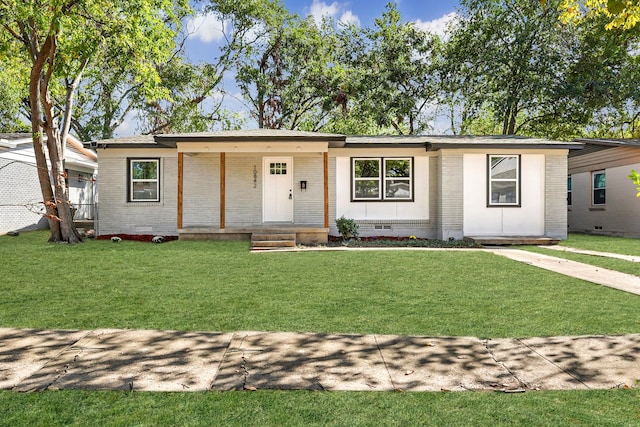 ranch-style home featuring a front lawn