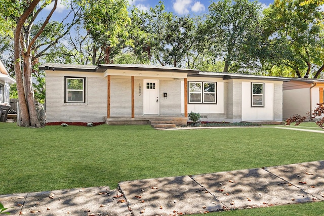 ranch-style house featuring a front yard