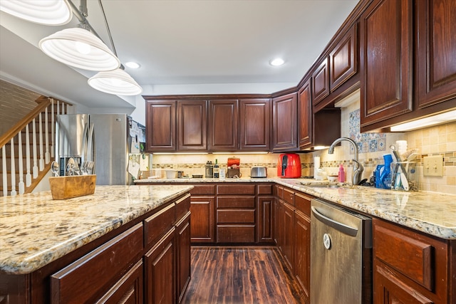 kitchen featuring backsplash, stainless steel appliances, dark wood-type flooring, sink, and decorative light fixtures