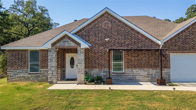 view of front facade featuring a garage and a front lawn