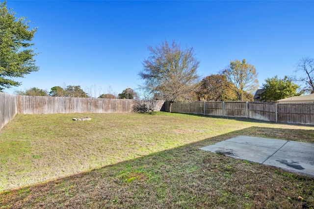 view of yard featuring a patio