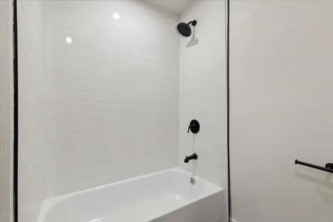 bathroom with tiled shower / bath