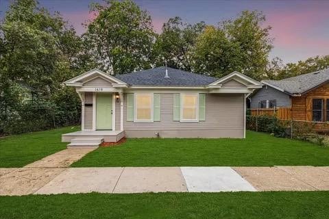 view of front of property featuring a yard