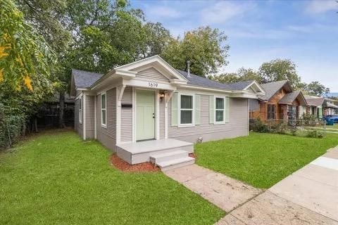 bungalow-style home with a front lawn