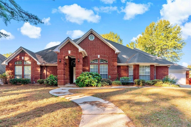 view of front of house featuring a garage and a front yard